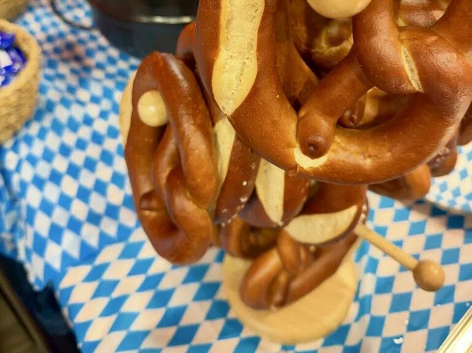 Brezeln Oktoberfest-Buffet Holzpult mit gesalzenen Brezeln auf bayrisch karierter Tischdecke beim Oktoberfest-Buffet der Blutspende