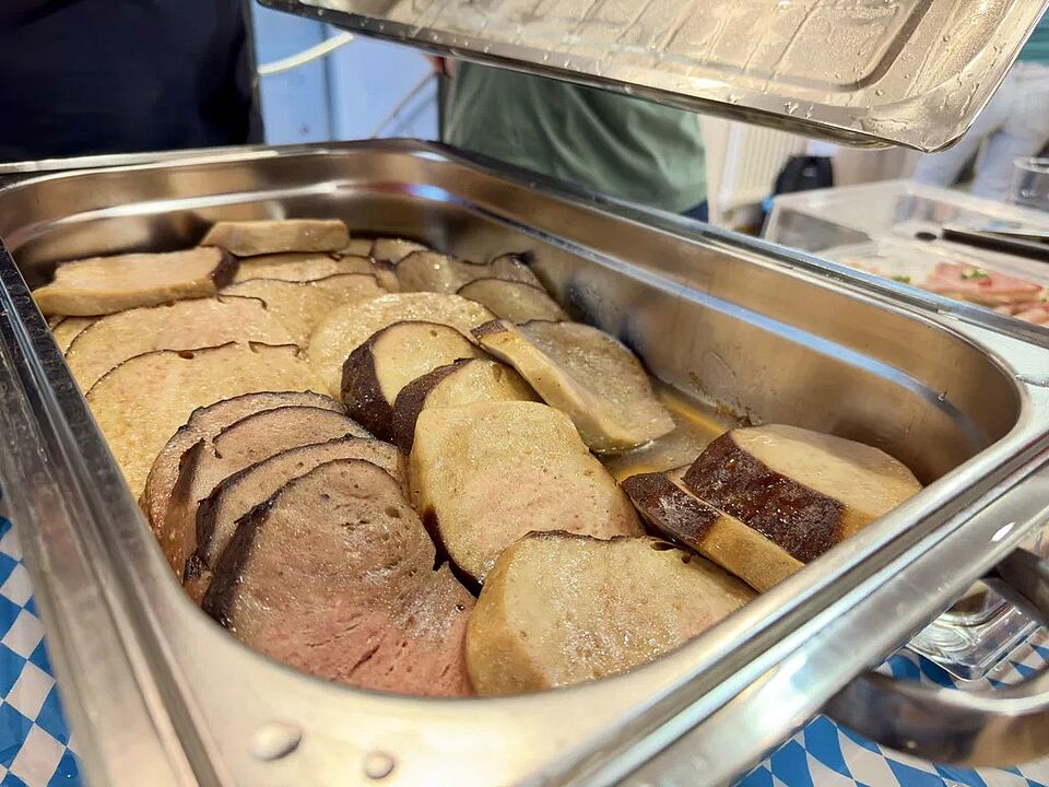 Leberkäse Oktoberfest-Buffet Warme Leberkäse-Scheiben in einer Buffetwanne beim Oktoberfest-Buffet der Blutspende