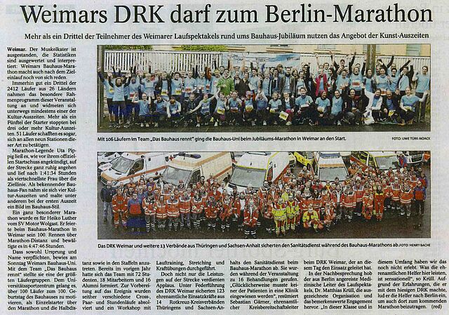 Zeitungsseite „Weimars DRK darf zum Berlin-Marathon“ mit zwei Gruppenfotos: oben Läuferinnen und Läufer des Teams beim Jubiläums-Marathon, unten Einsatzkräfte des DRK Weimar und weiterer Verbände in Warnkleidung vor Rettungsfahrzeugen.
